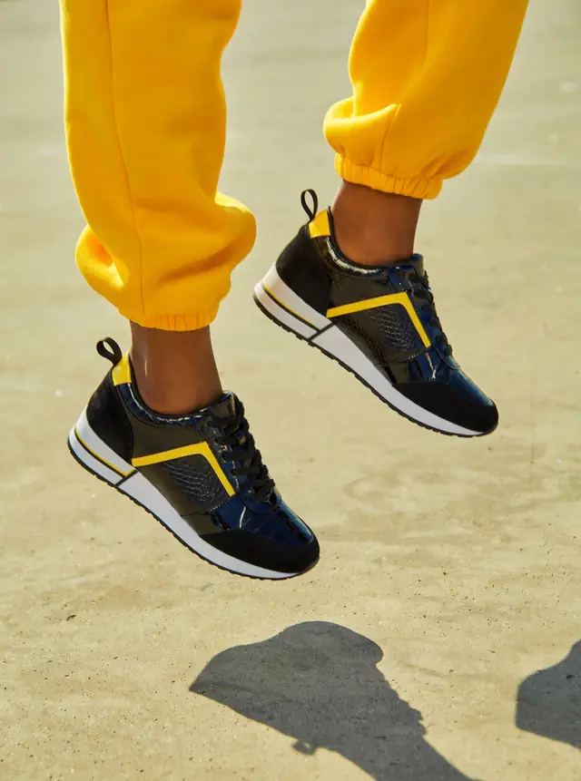 Gros plan sur une paire de baskets, en plein saut.